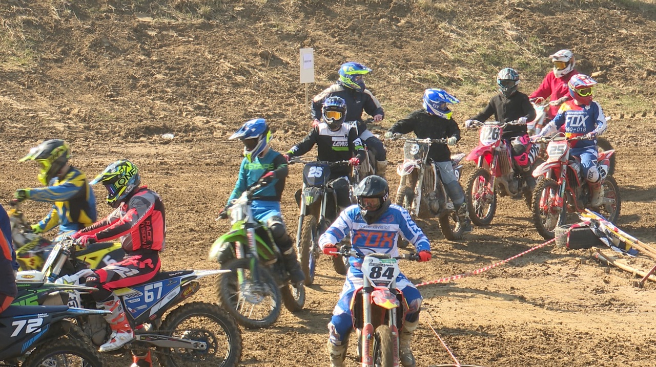 Piloții la startul primei etape a Campionatului Moldovei de Motocross, traseul Schinoasa