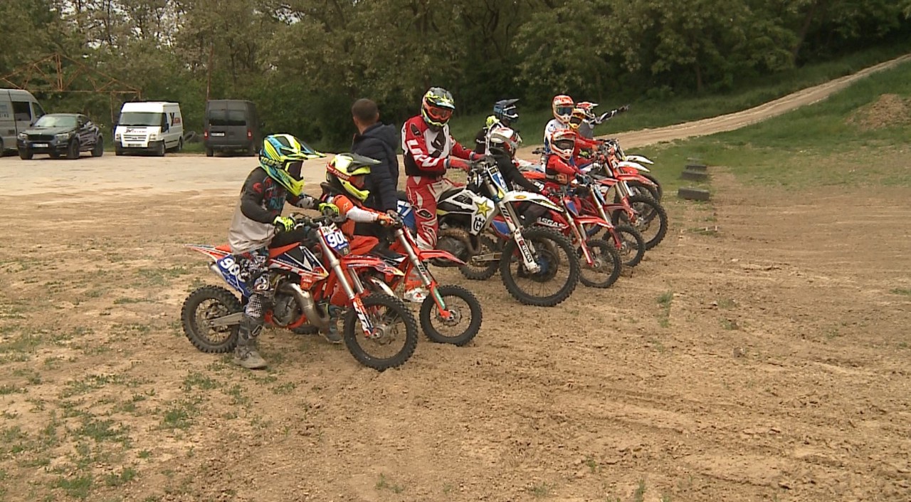 Tinerii piloți la start pe traseul moto Schinoasa